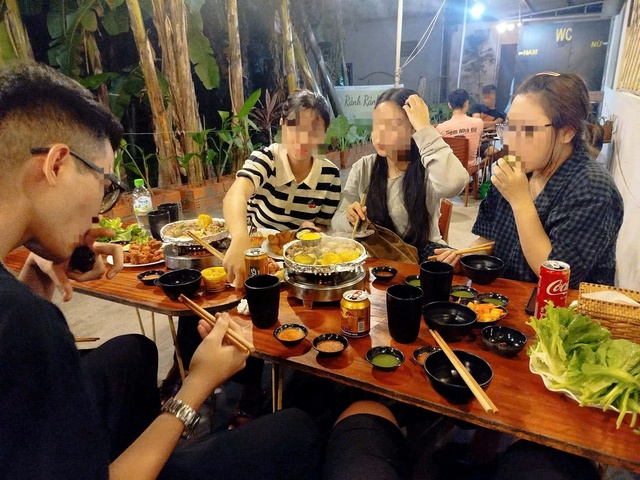 Ăn khuya g&acirc;y b&eacute;o ph&igrave; v&agrave; những hệ lụy kh&ocirc;ng ngờ cho giới trẻ - Ảnh 1.