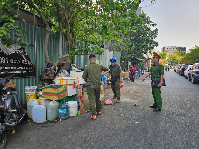 Phường Thạnh Mỹ T&acirc;y ra qu&acirc;n xử phạt, lập lại trật tự l&ograve;ng lề đường - Ảnh 3.