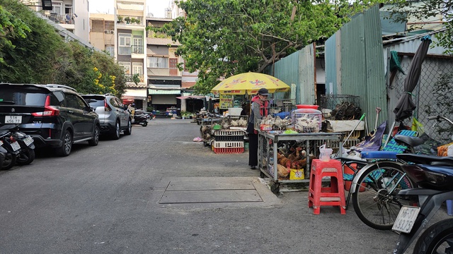 Phường Thạnh Mỹ T&acirc;y ra qu&acirc;n xử phạt, lập lại trật tự l&ograve;ng lề đường - Ảnh 1.