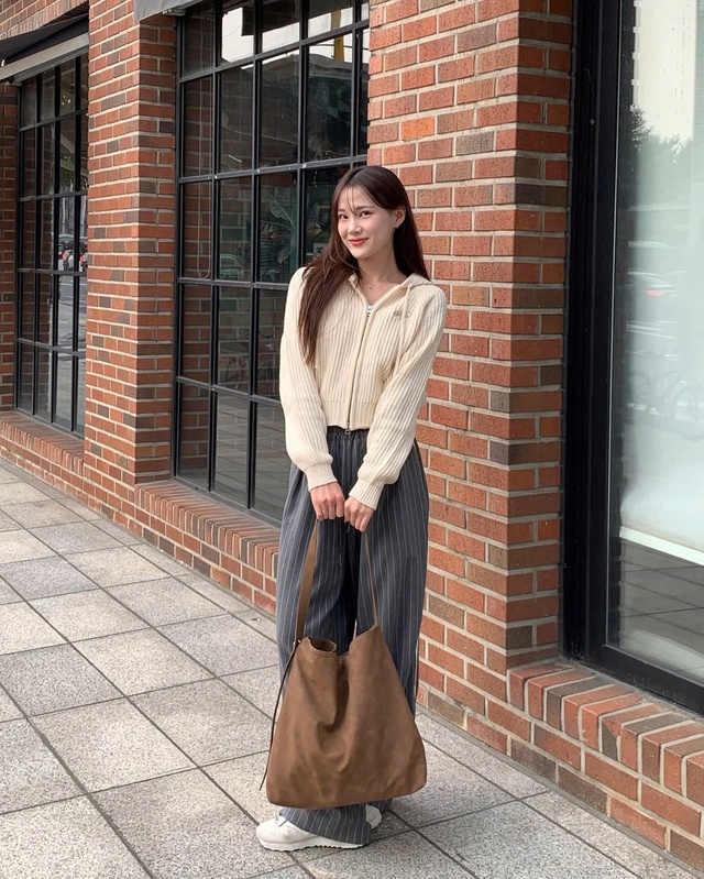 Yêu chiều bản thân với túi xách da lộn đẹp và thời thượng 2026 - Ảnh 4.