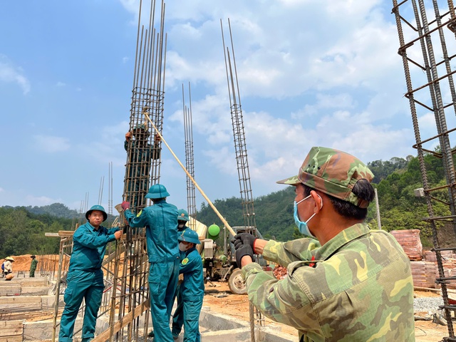 Quân khu 5 bàn phương án tăng tốc xây trường cho học sinh vùng biên giới - Ảnh 2.