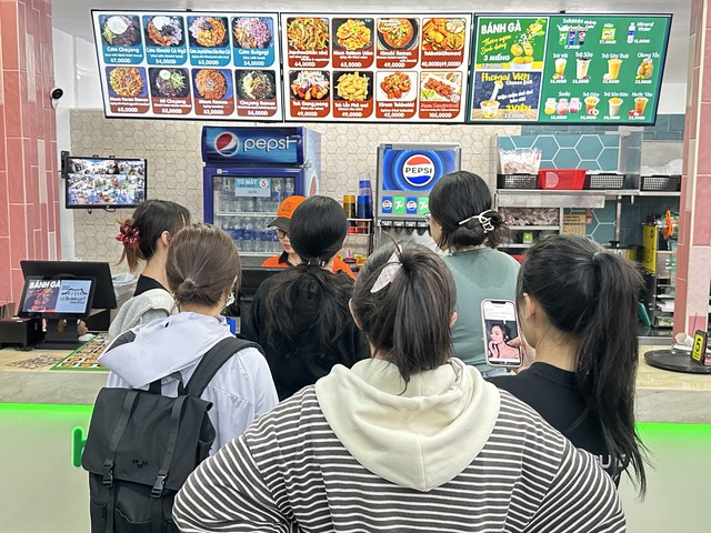 Giữa tiện lợi v&agrave; b&agrave;i to&aacute;n chi ti&ecirc;u, người trẻ đang chọn g&igrave; cho bữa trưa? - Ảnh 1.