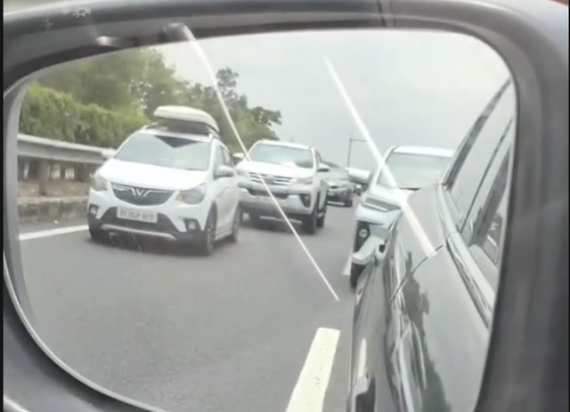 Quay đầu xe trên cao tốc do... đi nhầm đường, tài xế bị phạt 35 triệu- Ảnh 2.