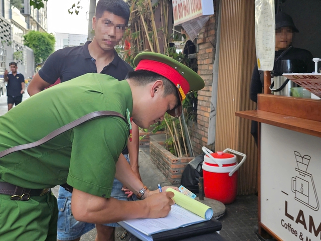 Phường Thạnh Mỹ T&acirc;y ra qu&acirc;n xử phạt, lập lại trật tự l&ograve;ng lề đường - Ảnh 7.