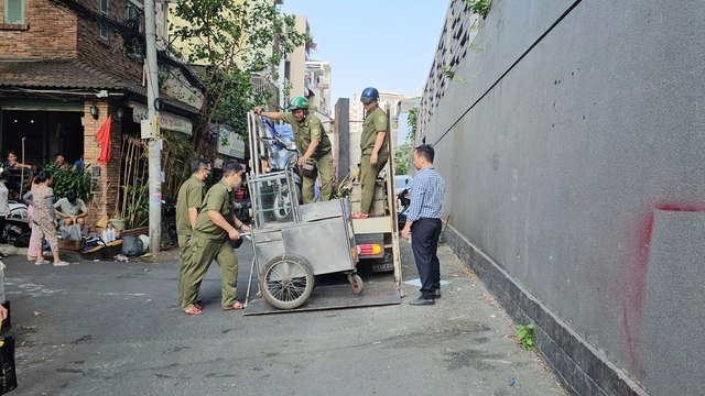 Phường Thạnh Mỹ T&acirc;y ra qu&acirc;n xử phạt, lập lại trật tự l&ograve;ng lề đường - Ảnh 6.