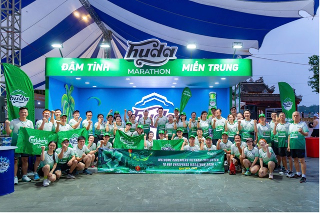 Carlsberg Việt Nam thắp s&aacute;ng đường chạy VnExpress Marathon Huế 2026, lan tỏa tinh thần sống khỏe - Ảnh 1.