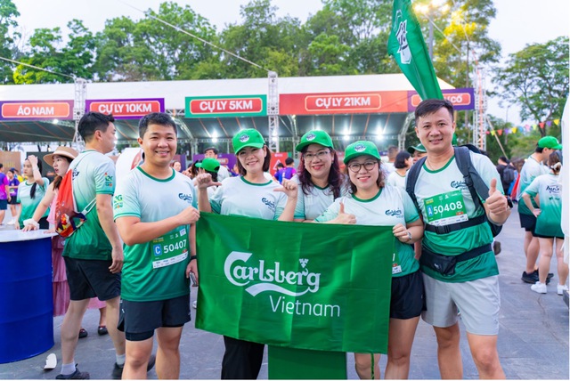 Carlsberg Việt Nam thắp s&aacute;ng đường chạy VnExpress Marathon Huế 2026, lan tỏa tinh thần sống khỏe - Ảnh 3.
