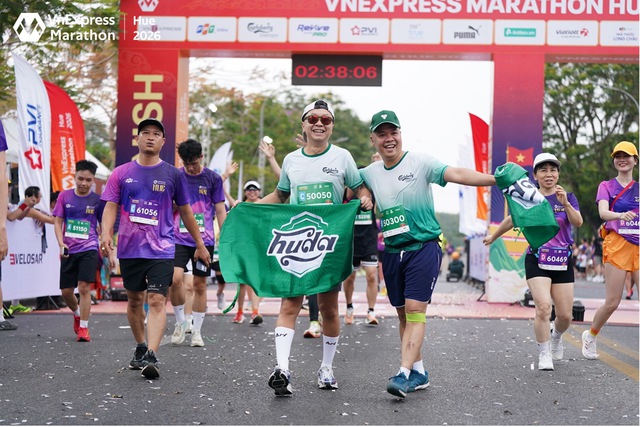Carlsberg Việt Nam thắp s&aacute;ng đường chạy VnExpress Marathon Huế 2026, lan tỏa tinh thần sống khỏe - Ảnh 4.