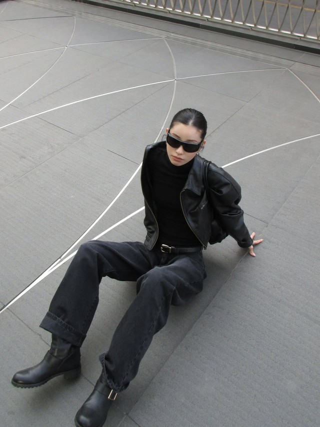 Không cần rực rỡ, trang phục màu đen vẫn giúp nàng nổi bật theo cách riêng - Ảnh 1.