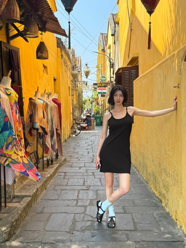 Không cần rực rỡ, trang phục màu đen vẫn giúp nàng nổi bật theo cách riêng - Ảnh 13.