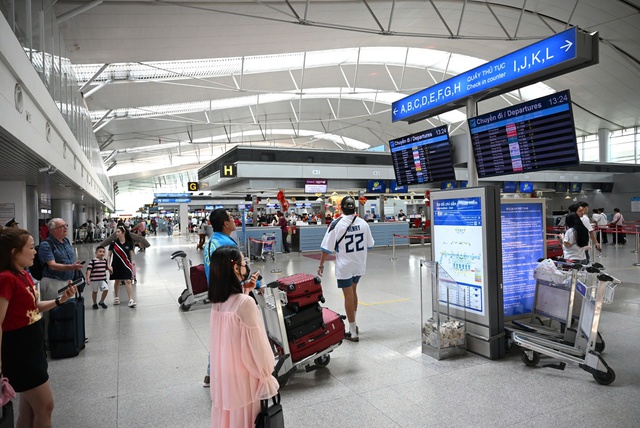 Kh&aacute;ch Việt đi Anh, Thụy Sĩ lưu &yacute; thay đổi về visa - Ảnh 1.