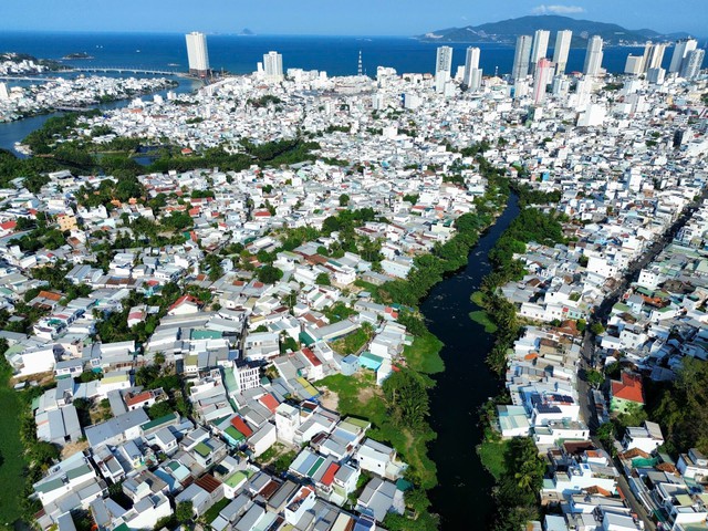 D&ograve;ng s&ocirc;ng ngập r&aacute;c giữa phố biển- Ảnh 2.