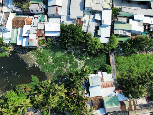 D&ograve;ng s&ocirc;ng ngập r&aacute;c giữa phố biển- Ảnh 3.