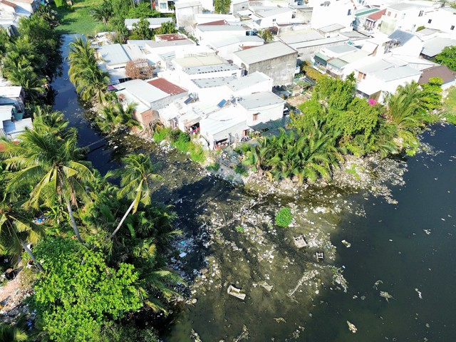 D&ograve;ng s&ocirc;ng ngập r&aacute;c giữa phố biển- Ảnh 1.