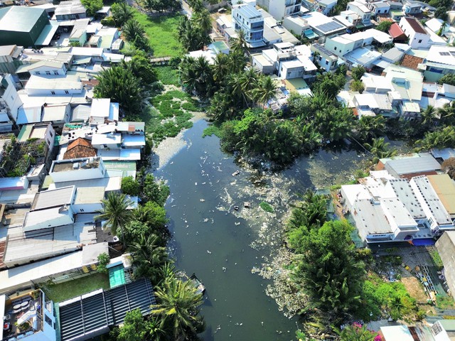 D&ograve;ng s&ocirc;ng ngập r&aacute;c giữa phố biển- Ảnh 4.