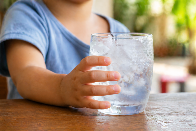  Vì sao cùng ăn 1 món nhưng người ngộ độc, người lại không? - Ảnh 2.