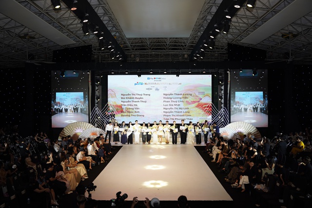 NTK Hà Duy, Vũ Việt Hà hội ngộ tại show diễn Trường đại học Kiến trúc- Ảnh 1.