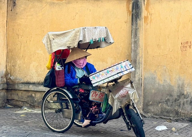 Chuy&ecirc;n gia: 'Cần lập quỹ an sinh cho người b&aacute;n v&eacute; số dạo'- Ảnh 1.