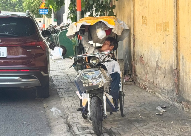 Chuy&ecirc;n gia: 'Cần lập quỹ an sinh cho người b&aacute;n v&eacute; số dạo'- Ảnh 2.