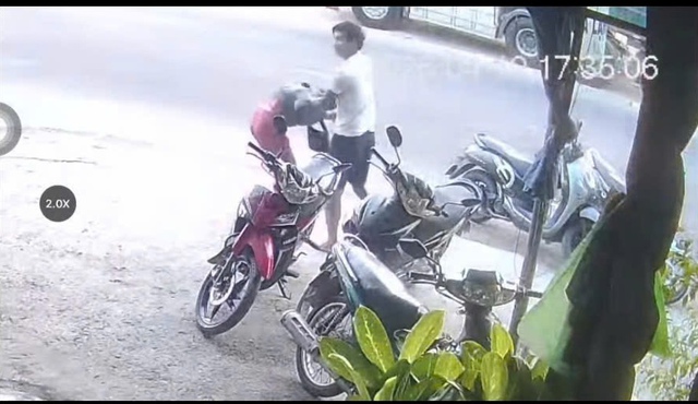 C&ocirc;ng an l&agrave;m việc với người đ&agrave;n &ocirc;ng h&agrave;nh hung phụ nữ ở Quy Nhơn- Ảnh 1.