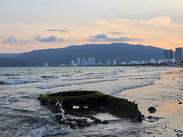 X&aacute;c xe tăng bất ngờ xuất hiện rồi biến mất tại b&atilde;i biển Quy Nhơn- Ảnh 3.