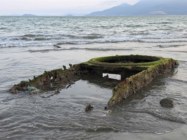 X&aacute;c xe tăng bất ngờ xuất hiện rồi biến mất tại b&atilde;i biển Quy Nhơn- Ảnh 1.