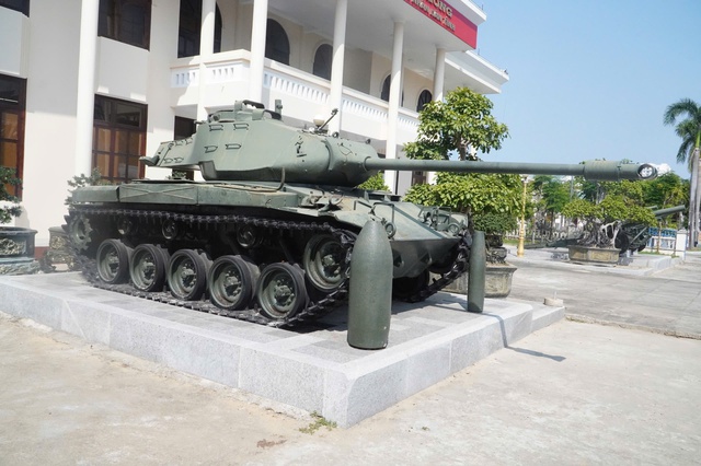 X&aacute;c xe tăng bất ngờ xuất hiện rồi biến mất tại b&atilde;i biển Quy Nhơn- Ảnh 4.