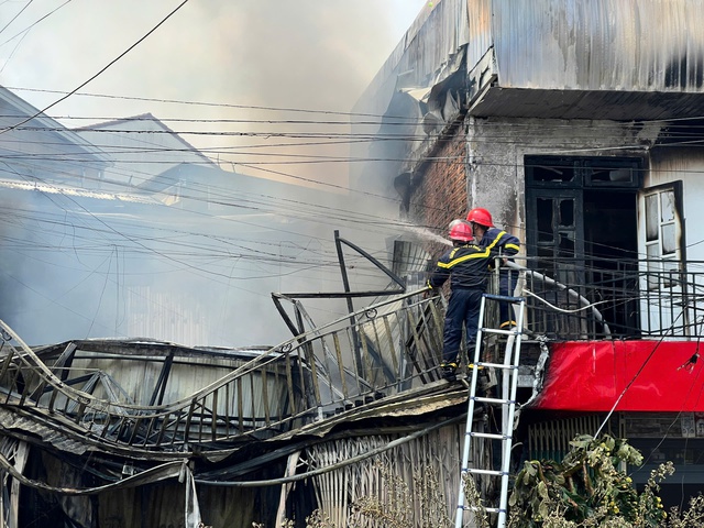  Cảnh sát PCCC bị thương khi cứu hộ - Ảnh 2.