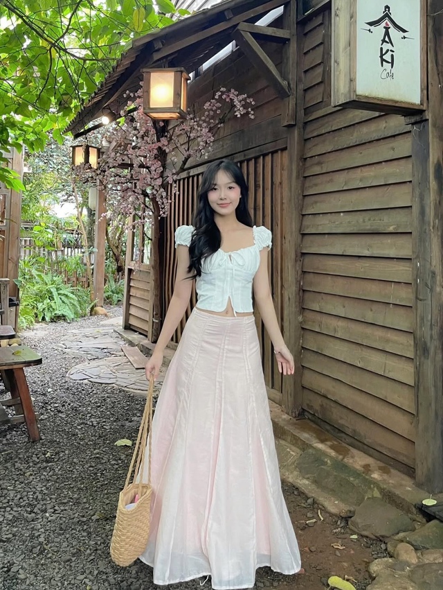 Tôn dáng cùng áo bèo nhún cho vẻ ngoài đáng yêu - Ảnh 1.
