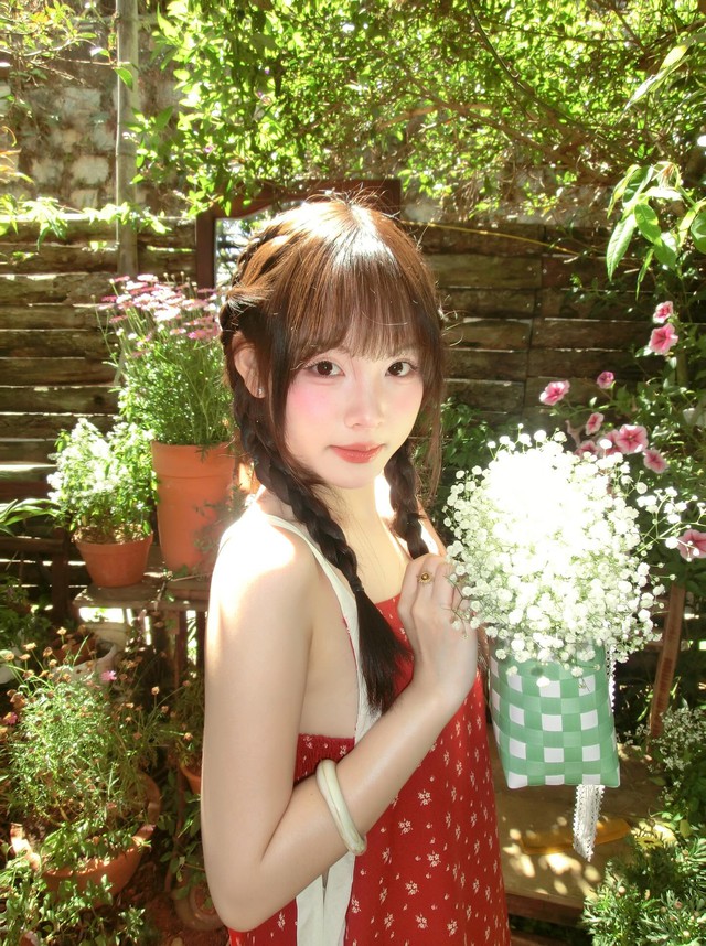 Vẻ đẹp quý phái khi phối trang phục cùng vòng tay đá - Ảnh 1.