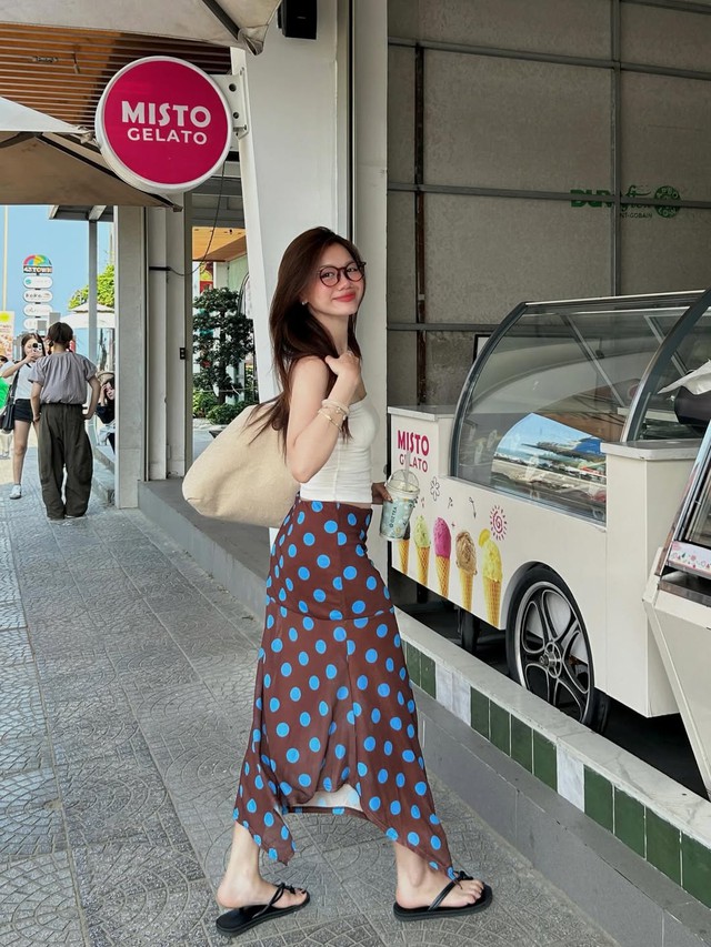 Vẻ đẹp quý phái khi phối trang phục cùng vòng tay đá - Ảnh 3.