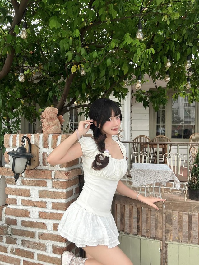 Tôn dáng cùng áo bèo nhún cho vẻ ngoài đáng yêu - Ảnh 4.