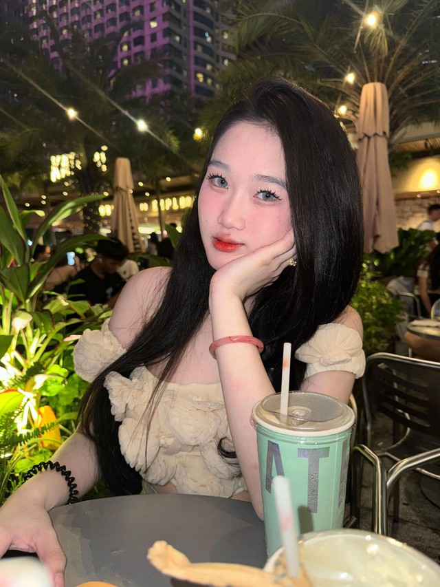 Vẻ đẹp quý phái khi phối trang phục cùng vòng tay đá - Ảnh 4.