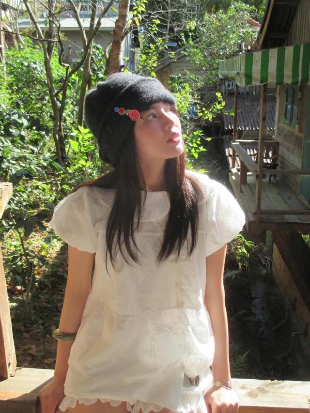 Vẻ đẹp quý phái khi phối trang phục cùng vòng tay đá - Ảnh 6.