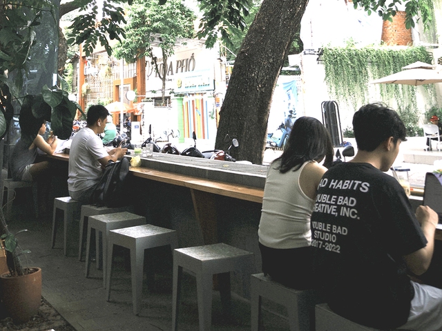 Kh&ocirc;ng lương thưởng cố định, v&igrave; sao nhiều người trẻ chọn l&agrave;m việc tự do ? - Ảnh 1.