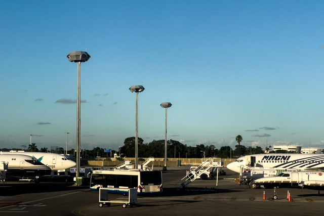 H&atilde;ng h&agrave;ng kh&ocirc;ng bỏ h&agrave;ng ng&agrave;n kh&aacute;ch, đột ngột hủy tất cả chuyến bay - Ảnh 1.