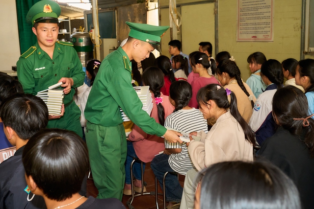 H&agrave;nh tr&igrave;nh Từ Tr&aacute;i Tim - L&ecirc;n bi&ecirc;n giới trao kh&aacute;t vọng, lan tỏa tri thức - Ảnh 14.