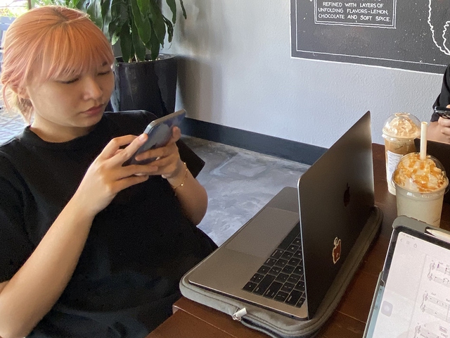 Kh&ocirc;ng lương thưởng cố định, v&igrave; sao nhiều người trẻ chọn l&agrave;m việc tự do ? - Ảnh 2.