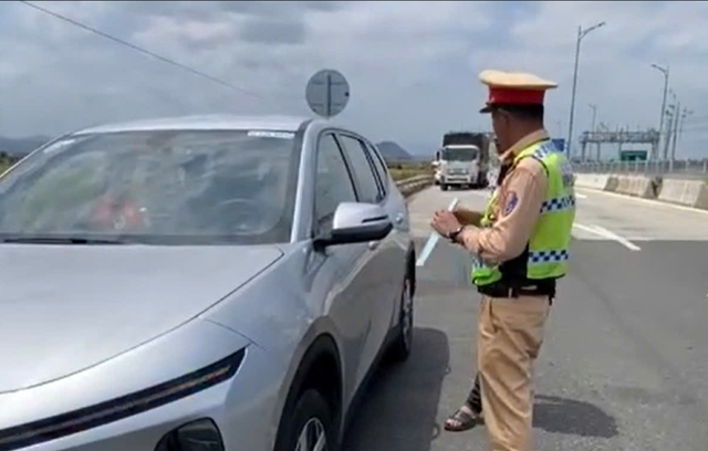 &Ocirc; t&ocirc; chạy 103 km/giờ tr&ecirc;n cao tốc Vĩnh Hảo - Phan Thiết bị phạt nặng- Ảnh 2.