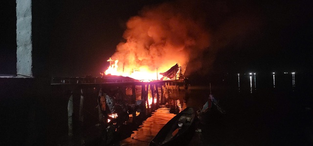 X&aacute;c định nguy&ecirc;n nh&acirc;n t&agrave;u c&aacute; chứa 1.800 l&iacute;t dầu bốc ch&aacute;y ở Huế- Ảnh 1.