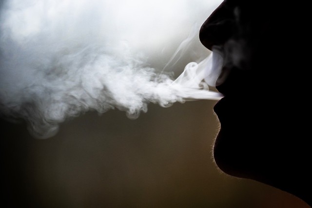 Anh cấm thuốc lá vĩnh viễn với người sau từ năm 2009 - Ảnh 1.