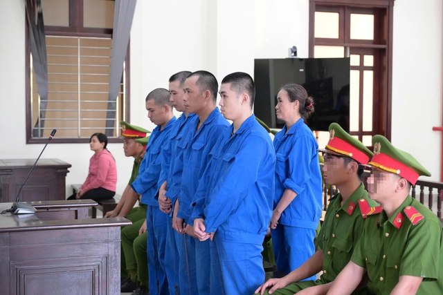 'Trừ t&agrave;' suốt đ&ecirc;m khiến hai cha con tử vong, 5 người l&atilde;nh &aacute;n t&ugrave;- Ảnh 1.