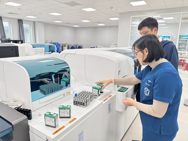 Đề xuất 'th&ocirc;ng tuyến' bảo hiểm giữa 2 cơ sở của Bệnh viện Bạch Mai, Việt Đức- Ảnh 1.