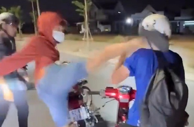 C&ocirc;ng an T&acirc;y Ninh triệu tập nh&oacute;m thanh ni&ecirc;n đ&aacute;nh học sinh - Ảnh 1.