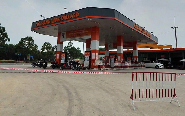 TP.HCM: T&agrave;i xế &ocirc; t&ocirc; &ocirc;m cua c&aacute;n tử vong b&eacute; g&aacute;i 2 tuổi trong c&acirc;y xăng- Ảnh 2.