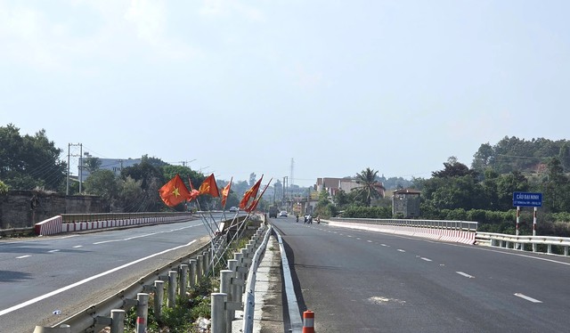 Xe được lưu th&ocirc;ng qua cầu cạn đ&egrave;o Mimosa Đ&agrave; Lạt, cầu Đại Ninh v&agrave; Đại Nga  - Ảnh 4.