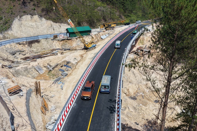 Xe được lưu th&ocirc;ng qua cầu cạn đ&egrave;o Mimosa Đ&agrave; Lạt, cầu Đại Ninh v&agrave; Đại Nga  - Ảnh 2.