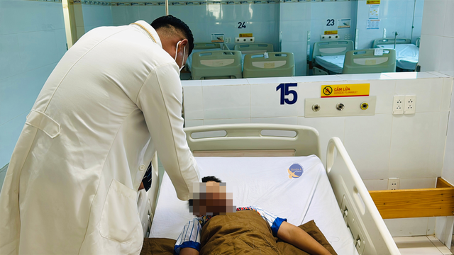 Nuốt mủ hoa sứ, 2 trẻ nhập viện cấp cứu v&igrave; ngộ độc - Ảnh 1.