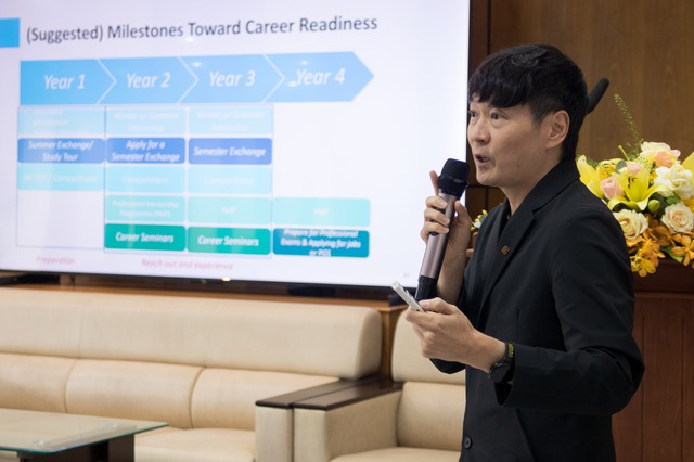 Đưa doanh nghiệp xuống trường phổ th&ocirc;ng để hướng nghiệp sớm cho học sinh - Ảnh 3.