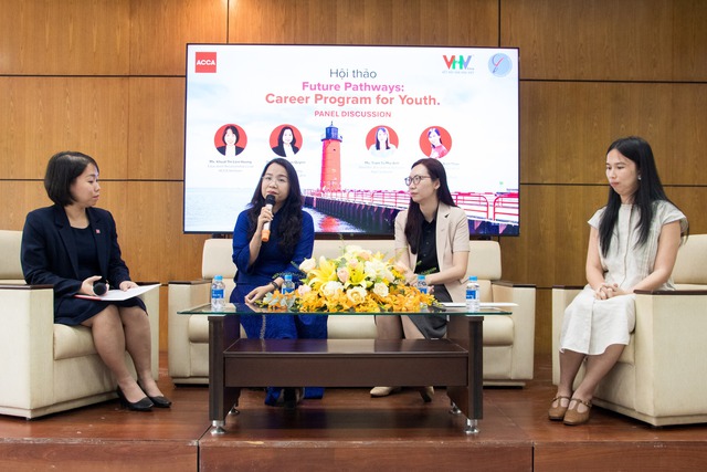 Đưa doanh nghiệp xuống trường phổ th&ocirc;ng để hướng nghiệp sớm cho học sinh - Ảnh 1.